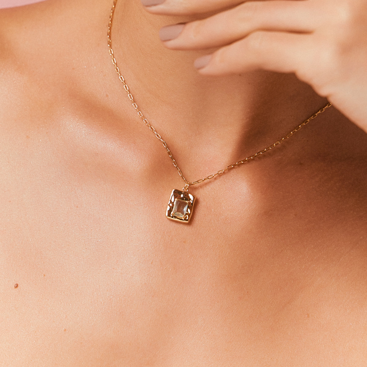 Collar rectangular con cristal Gaya