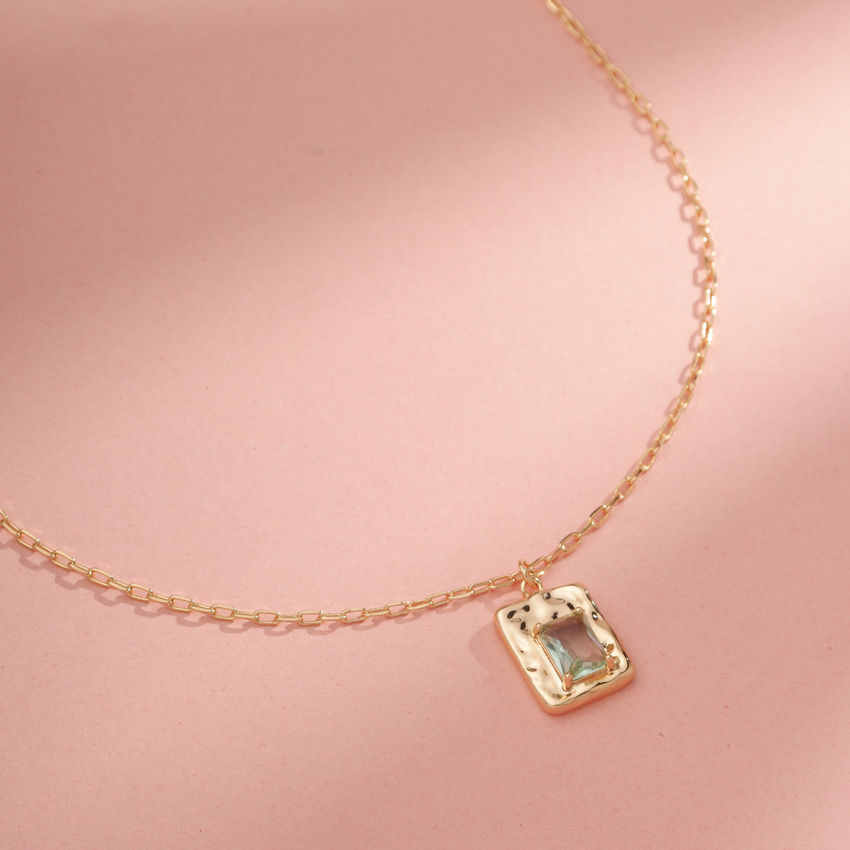 Collar rectangular con cristal Gaya